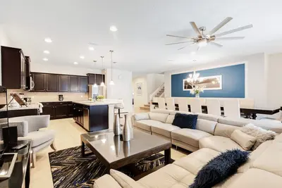 Image de Maison spacieuse avec piscine / spa privé, salle de jeux et accès au complexe!