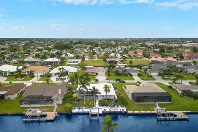 Image de Swfl Rentals - Villa Geraldine - Maison rénovée avec piscine et accès direct au golfe