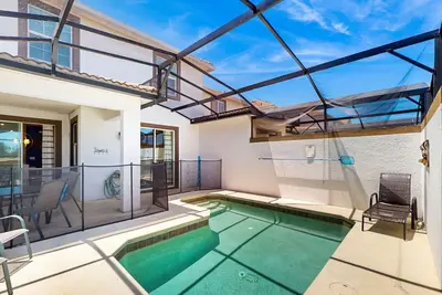 Image de Maison de ville acceptant les chiens avec piscine privée et parc aquatique - à proximité de Disney!