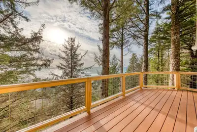 Image de Maison acceptant les chiens près de la plage avec vue sur l'océan et à distance de marche de la ville!