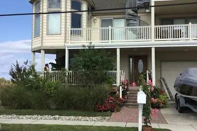 Image de Superbe maison à Wildwood, au centre de tout avec vue sur la baie et terrasse sur le toit