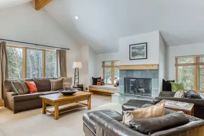 Image de Maison spacieuse pour les chiens avec bain à remous privé, table de ping-pong et 10 laissez-passer Sharc!