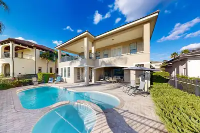 Image de Convient aux chiens! Spacieux et avec vue sur le golf! Piscine et spa privés!