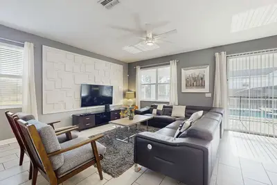 Image de Maison moderne avec piscine privée et spa, théâtre, salle de jeux et équipements de villégiature!