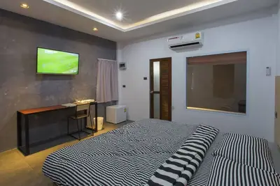 Image de Restez près de l'aéroport et de la gare de Surat Thani avec une chambre confortable