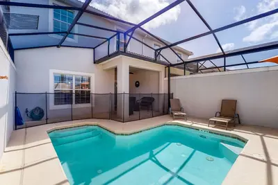 Image de Convient aux chiens! Vues sur le lac! Professionnellement décoré avec piscine privée!