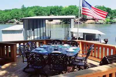 Image de Retraite familiale parfaite au 8mm avec un quai de bateau incroyable et de belles vues!