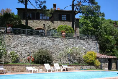 Villa en pierre pour 6 personnes en position panoramique avec vue sur les vignes et les oliviers, pi