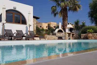 Image de Villa située dans des jardins matures avec piscine privée et vue exceptionnelle