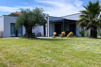 Image de villa d'architecte neuve Ă qqs min Ă pied de la plage de Nauzan.