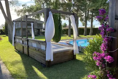 Image de Villa de luxe avec piscine décorée en détail