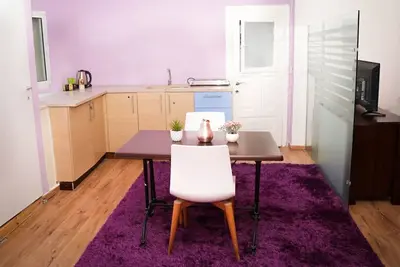 Image de Master Studio in center.