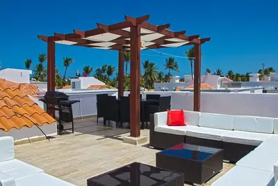 Image de Penthouse With Private Roof Top Oasis ❤️ Short Walk To The Beach 🏖