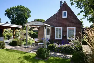 Image de Schoorl: Jolie petite maison de vacances avec un beau jardin et une véranda couverte.