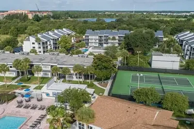 Image de Complexe familial w / piscines, mini-golf, et WiFi seulement 1 mile de Disney! - 2br