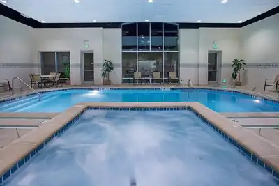 Image de Suite équipée au centre-ville de Chattanooga | Petit déjeuner gratuit + accès au bain à remous