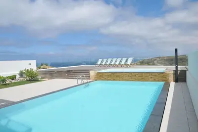 Image de Maison Moderne Ecoresponsable avec Vue sur l'Océan, Piscine, Surf, Golf, Tennis