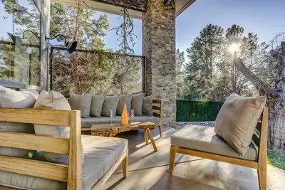 Image de Superbe maison, 8 couchages, cour privée et bain à remous, 1/2 mile de la chapelle de la Sainte Croix!