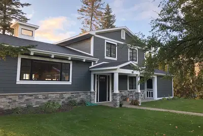 Image de Belle maison au bord du lac, située sur un banc de sable