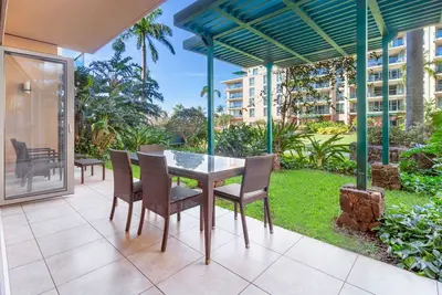 Image de Locations de villégiature à Maui: Honua Kai Hokulani 111 - Cour intérieure du rez-de-chaussée 2br, à quelques pas des piscines, de la plage et des barbecues, grande pelouse!