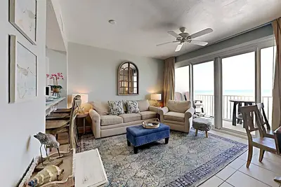 Image de Condo sur la plage mis à jour. Balcon privé et accès à toutes les commodités de la communauté!