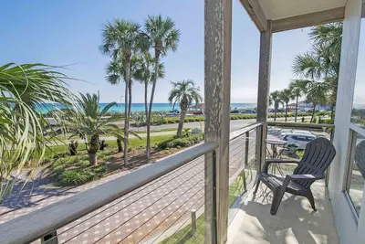 Image de Destin Beach Villa avec vue partielle sur la plage. À quelques pas de la plage!