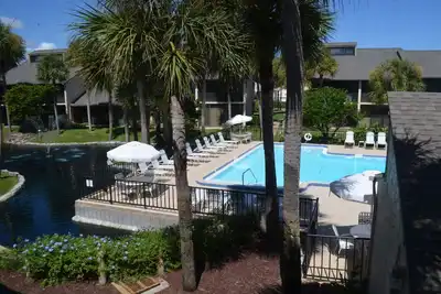 Image de Détendez-vous et profitez de vos vacances dans ce condo classé Or avec vue sur la piscine.
