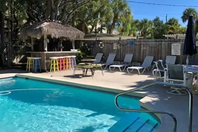 Image de 2 chambres / 2 salles de bain - véranda privée et laveuse et sécheuse, piscine chauffée
