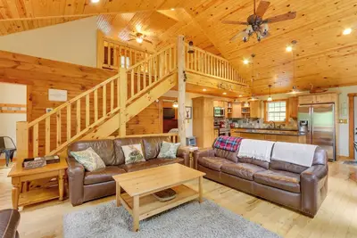 Image de Nouveau! Cabane rustique avec bain à remous - près de Hocking Hills!