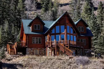 Image de 3 chambres / 3 bains / 10 couchages / Log Cabin dans la Haute Vallée / Wifi<br><br>Cette cabane en rondins de deux étages est nichée i