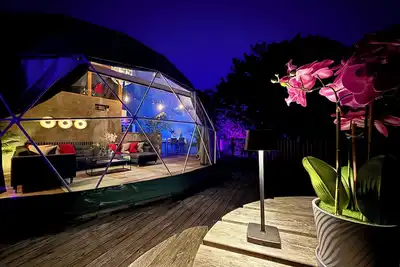 Image de Géodôme de luxe dans le Devon avec bain à remous privé, pêche et salle de cinéma 3d
