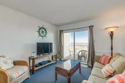 Image de 2 chambres \/ 2 salles de bains en bord de mer dans un immeuble de faible hauteur