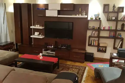 Image de Un appartement égyptien chaleureux avec une famille égyptienne
