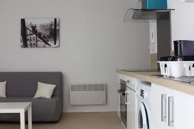 Image de Beau F2 moderne terrasse 10m2 accès Pmr (handicap)- cours fermée parking privé