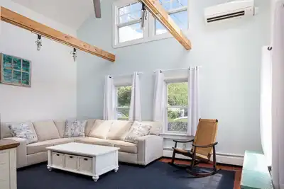 Image de Mise à jour, immaculée Cottage sur Boon Street avec A / C, à pied de la plage et des restaurants