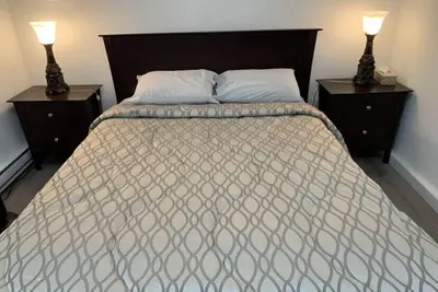 Image de Suite flambant neuve avec parking fermé à Langley