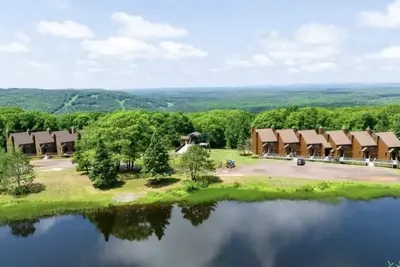 Condo confortable et propre de 2 chambres / 2 salles de bains avec bain à remous privé à Indianhead