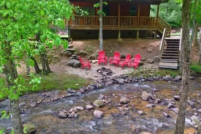 Image de Escapade en famille à Creekside! Je ne peux pas être plus près de l'eau que ça!
