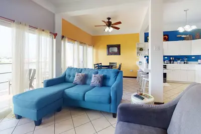 Image de Condo fabuleux avec vue sur le lagon, cuisine complète, piscine partagée et emplacement central!