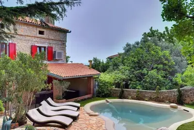 Image de Villa en pierre avec piscine privée à seulement 800 mètres de la plage