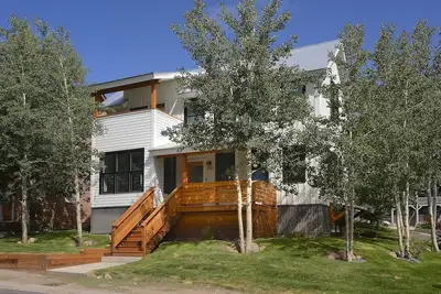 Image de Fabulous Mountain Modern Farmhouse! Étapes de la navette gratuite.