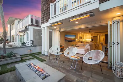 Image de Vie intérieure / extérieure avec portes empilables, foyer, barbecue, radiateur extérieur et plus encore!