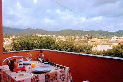Image de maison panoramique entourée de verdure avec parking