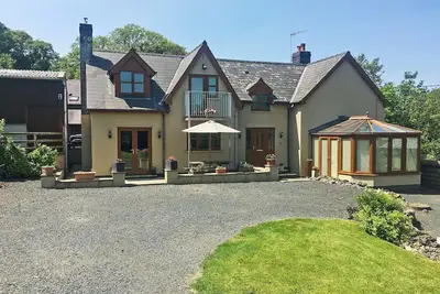 Image de Large detached property with an enclosed garden, perfect for children and pets to enjoy.