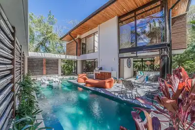 Image de Luxury Tropical Bamboo Villa w\/ pool surrounded by jungle & steps from the beach