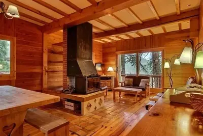 Image de Chalet rénové pour 10 avec jacuzzi, cheminée et WiFi aux pieds des pistes