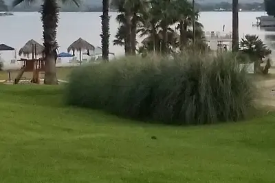 Image de Trésor caché! Charmant condo au rez-de-chaussée dans un complexe au bord de l'eau.