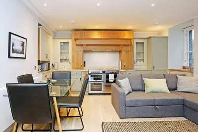 Image de Renovated Hidden Gem on the Historic Royal Mile for a Great Price