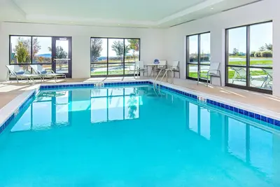 Image de Suite accessible aux malentendants près de l'Université de Virginie + Cho | Accès à la piscine intérieure