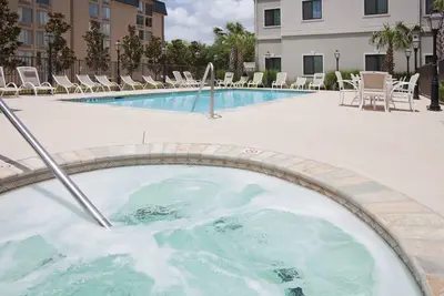 Image de Suite accessible aux malentendants | Petit-déjeuner quotidien gratuit, piscine extérieure + accès au bain à remous